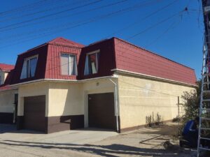 Гараж с крышей из листов металлочерепицы. Судак